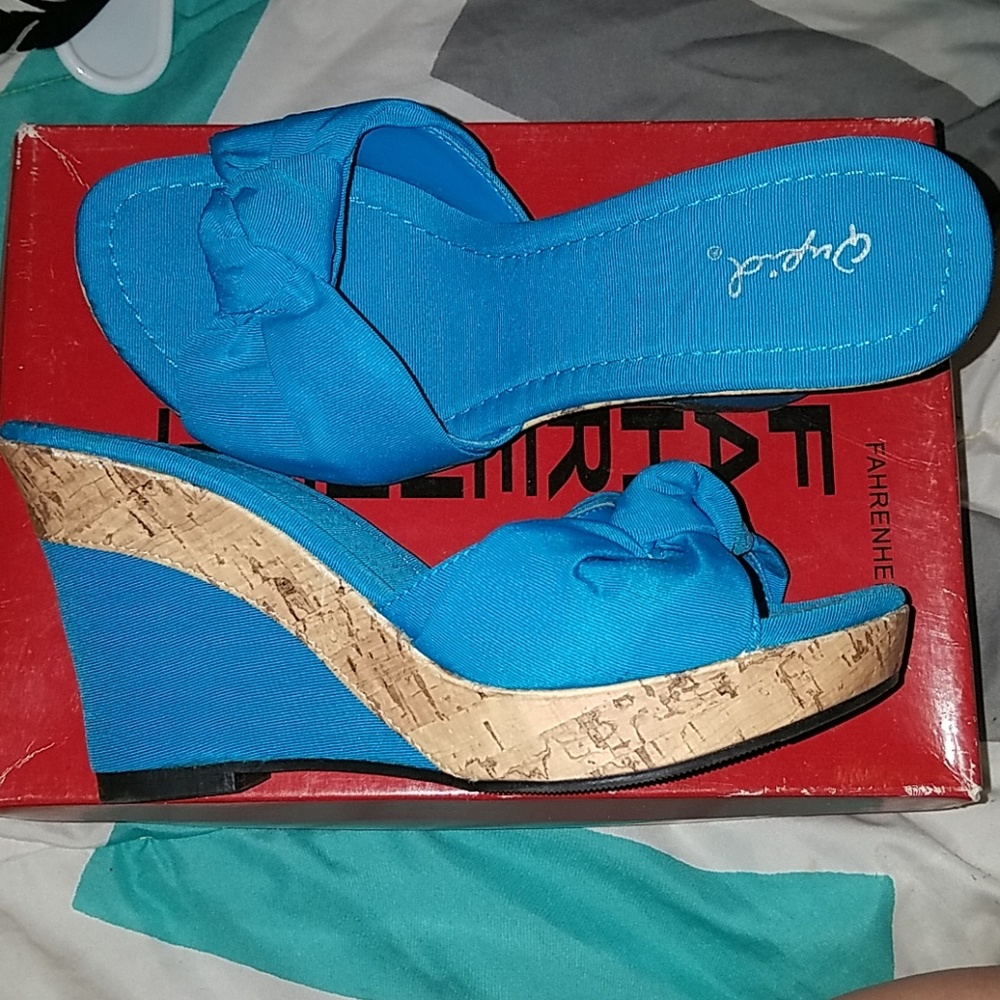 Qupid Size 7 womans teal Platform shoes